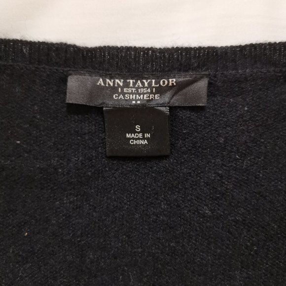 Ann Taylor 100% cashmere V-neck sweater Size S - Picture 2 of 5